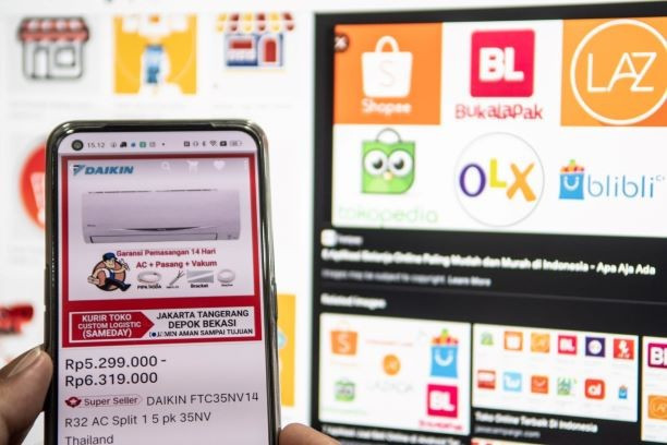 A Jakarta resident uses a smartphone to shop on a local e-commerce platform (Photo: jakartapost.com)