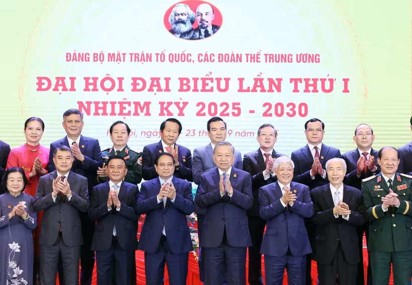 Party General Secretary To Lam (fourth from right, first row), and Prime Minister Pham Minh Chinh (fourth from left, first row) attend the first Congress of the Party Organisation of the Vietnam Fatherland Front and Central Mass Organisations for the 2025-2030 term. (Photo: VNA)
