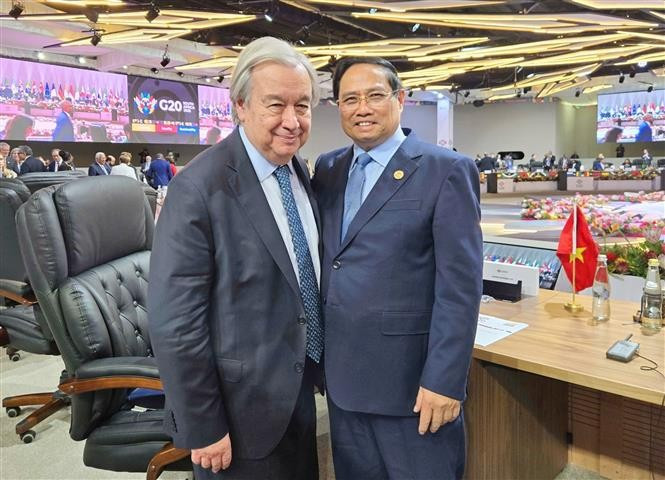 Prime Minister Pham Minh Chinh (R) meets with UN Secretary-General Antonio Guterres. (Photo: VNA)