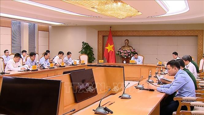 Deputy Prime Minister Nguyen Chi Dung chairs a meeting with ministries, agencies and businesses on September 30 to discuss the implementation of the 11 strategic technology groups. (Photo: VNA)