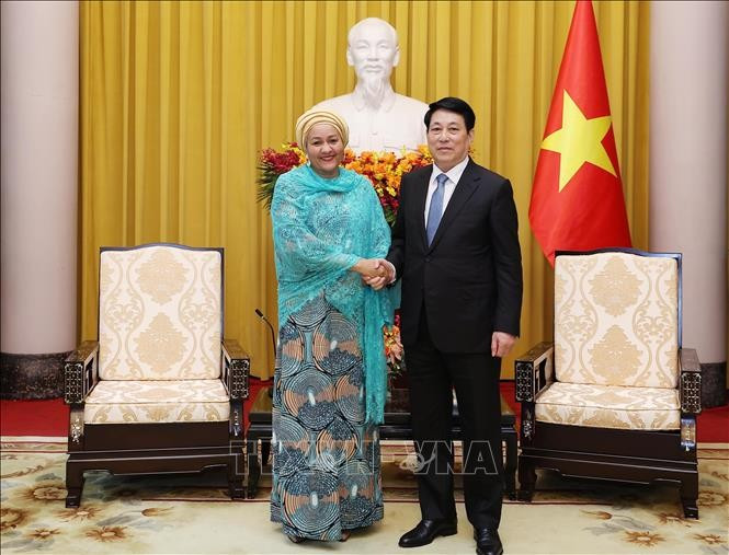 State President Luong Cuong (R) receives UN Deputy Secretary-General Amina J. Mohammed in Hanoi on April 17. (Photo: VNA)