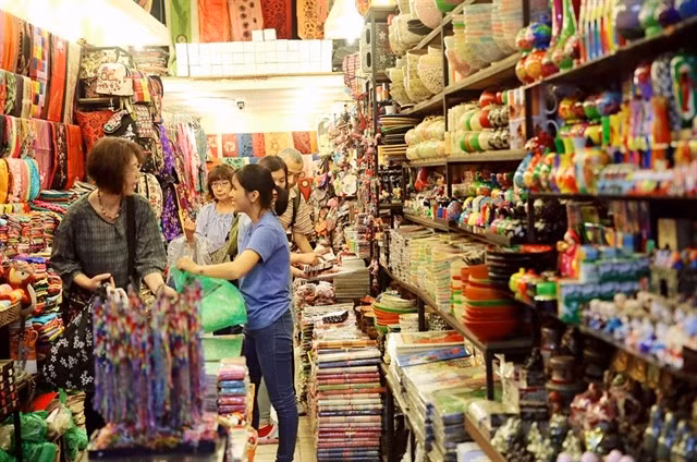 A souvenir shop in Hanoi. (Photo: hanoimoi.vn)