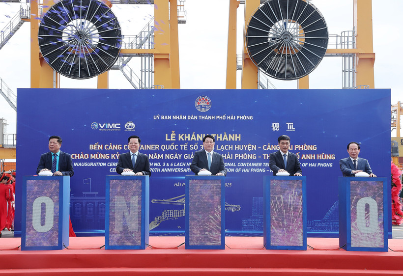 State President Luong Cuong (C) and other delegates press the button to inaugurate Lach Huyen International Container Terminals No.3 & No.4 (Photo: VNA)