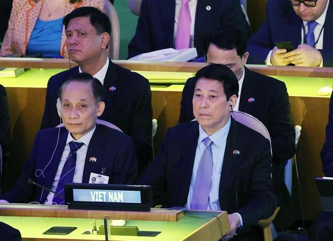 State President Luong Cuong (R) and Acting Minister of Foreign Affairs Le Hoai Trung attend the high-level meeting commemorating the 80th anniversary of the founding of the United Nations. (Photo: VNA) 