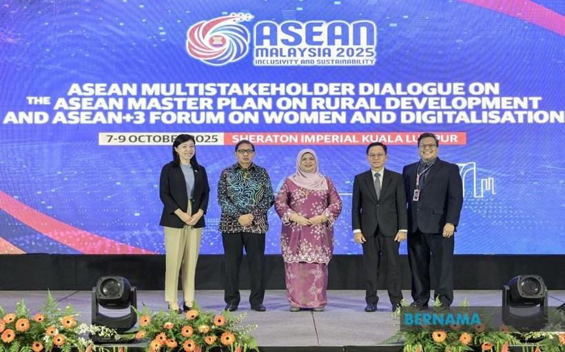 Malaysian Deputy Minister of Rural and Regional Development Rubiah Wang (C) poses for a group photo at ASEAN+3 Forum on Women and Digitalisation. (Photo: bernama.com)
