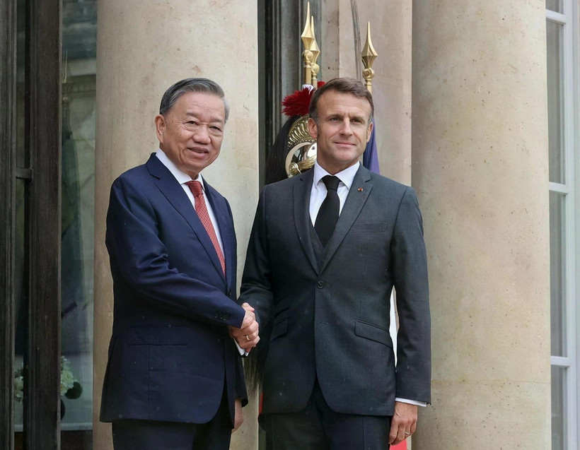 Party General Secretary and President To Lam (L) is welcomed by French President Emmanuel Macron in Paris on October 7, 2024 (Photo: VNA)