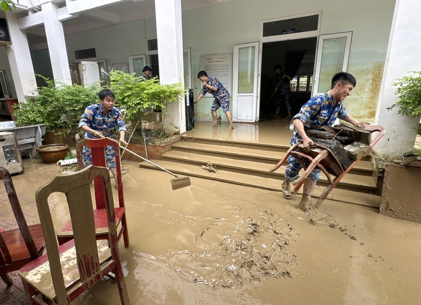 After floodwaters recede, military units stationed in Khanh Hoa assist in addressing the flood aftermath at local schools. (Photo: VNAl)