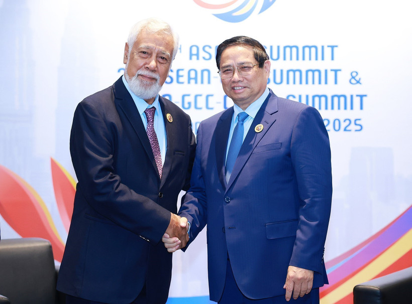Prime Minister Pham Minh Chinh (R) meets with his Timor-Leste counterpart Xanana Gusmao. (Photo: VNA)