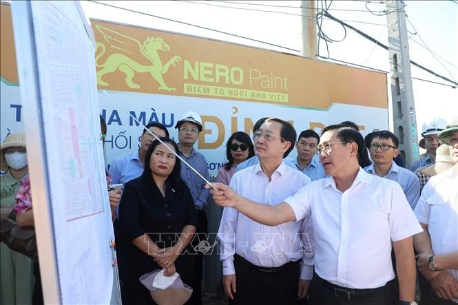 The working delegation from the Party Central Committee's Commission for Information, Education and Mass Mobilisation inspects the resettlement area for residents affected by the Ninh Thuan 1 Nuclear Power Plant project. (Photo: VNA)