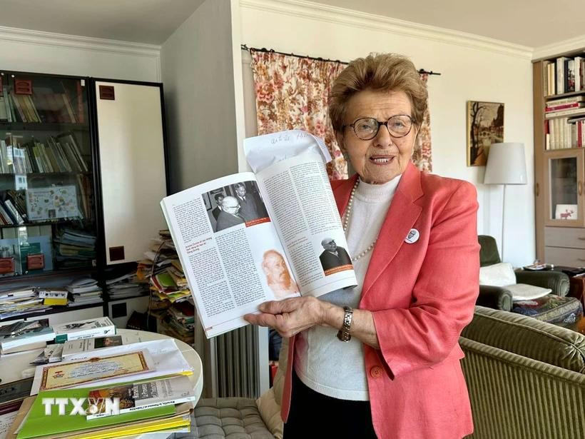 French Honorary Senator Hélène Luc introduces documents she has kept about President Ho Chi Minh. (Photo: VNA)