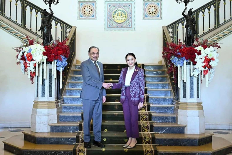 Prime Minister Paetongtarn Shinawatra welcomes her Malaysian counterpart Anwar Ibrahim during his visit to Government House on April 17. (Photo: Government House)