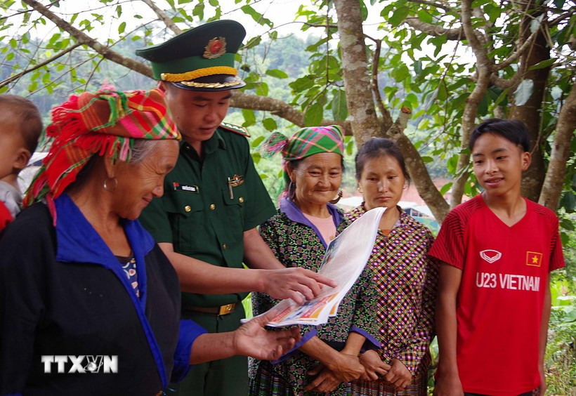 A border guard officer conducts communication activities on human trafficking prevention. (Photo: VNA) 