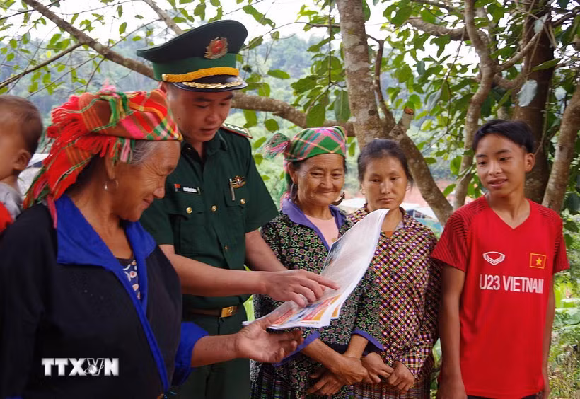 A border guard officer conducts communication activities on human trafficking prevention. (Photo: VNA) 