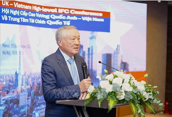 Permanent Deputy Prime Minister Nguyen Hoa Binh speaks at the UK-Vietnam high-level IFC conference (Photo: VNA)