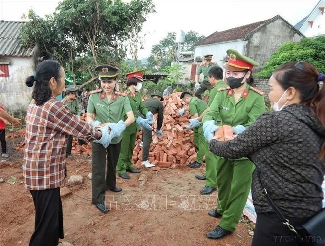 Bac Giang's police officers support the removal of temporary and dilapidated houses for poor and near-poor households in the province. (Photo: VNA)