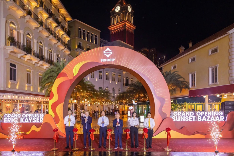 The grand opening ceremony of Eric Kayser at the brand new Sunset Bazaar – a niche leisure and art quarter, adding more to the Mediterranean vibe of Sunset Town (Photo: Sun Group)