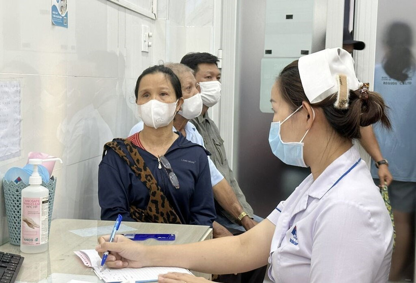 People waiting to see doctors for pink eye at Ho Chi Minh City Eye Hospital. (Photo: VNA)