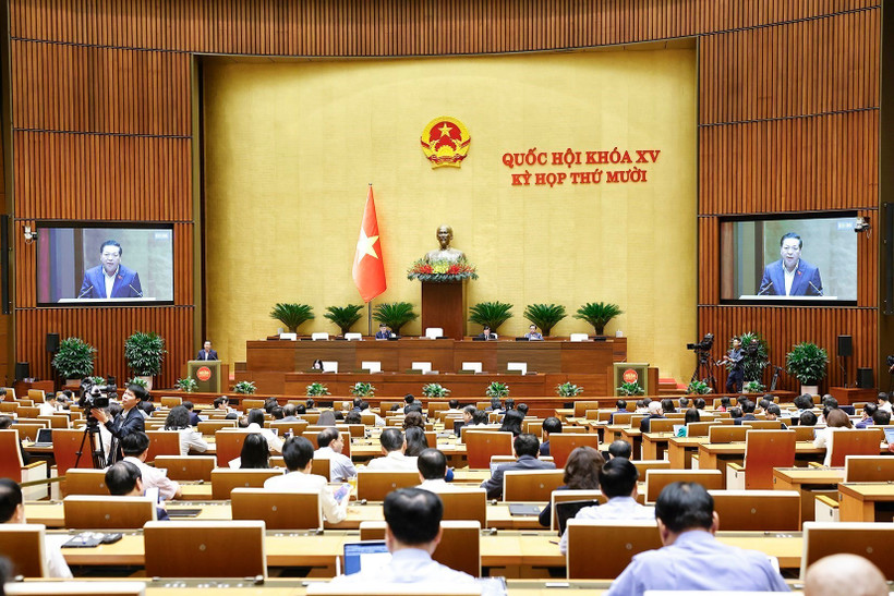 Minister of Construction Tran Hong Minh presents a report on the investment policy for the construction of Gia Binh International Airport. (Photo: VNA)