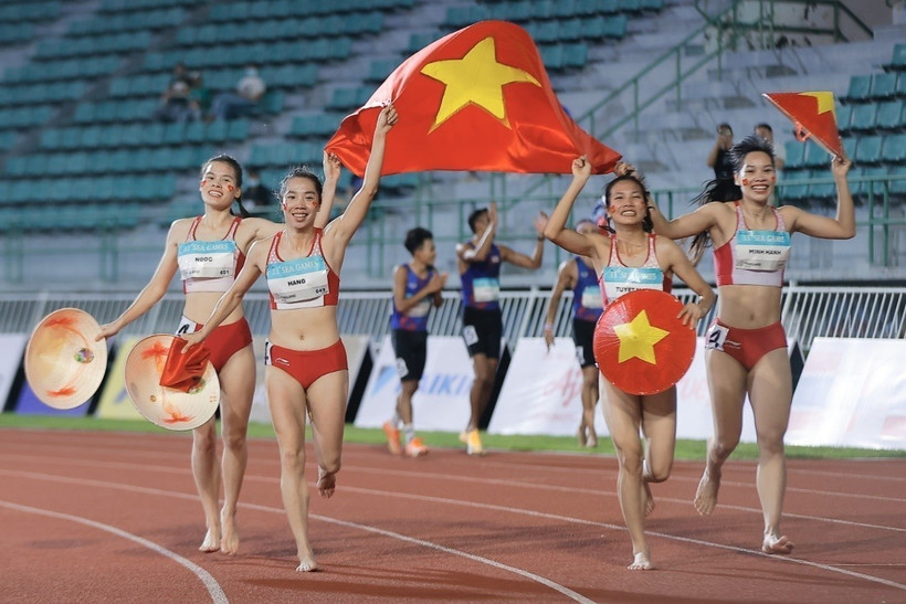 Hoang Thi Minh Hanh, Nguyen Thi Hang, Le Thi Tuyet Mai, and Nguyen Thi Ngoc celebrate their gold medal in the women’s 4x400m relay on December 16. (Photo: VNA)