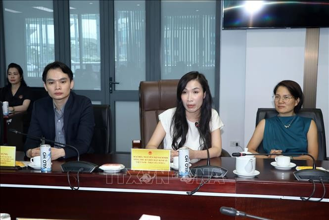 Secretary General of the Swiss-Viet Economic Forum Rachel Isenschmid (C) speaks at the working session with leaders of the People’s Committee of Vinh Long province on July 17. (Photo: VNA) 