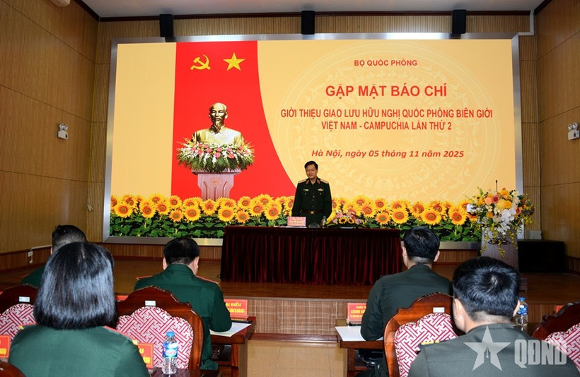 Lieut. Gen. Nguyen Van Duc, head of the Department of Information and Education under the Vietnam People’s Army’s General Department of Politics, speaks at the press conference on November 5. (Photo: qdnd.vn)