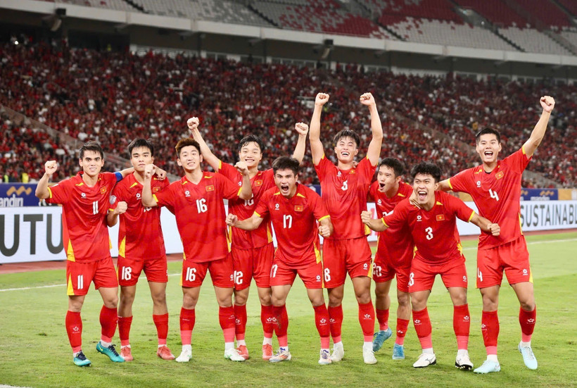 Vietnam’s U-23 football players celebrate when successfully defending their ASEAN U23 Championship title. (Photo: VFF)