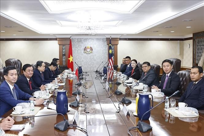 At the talks between Chairman of the National Assembly Tran Thanh Man and Speaker of the Malaysian House of Representatives Tan Sri Dato’ Johari bin Abdul. (Photo: VNA)