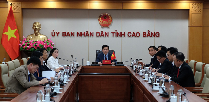 The Cao Bang delegation attends the teleconference with the People’s Government of China’s Guangxi Zhuang Autonomous Region. (Photo: VNA)