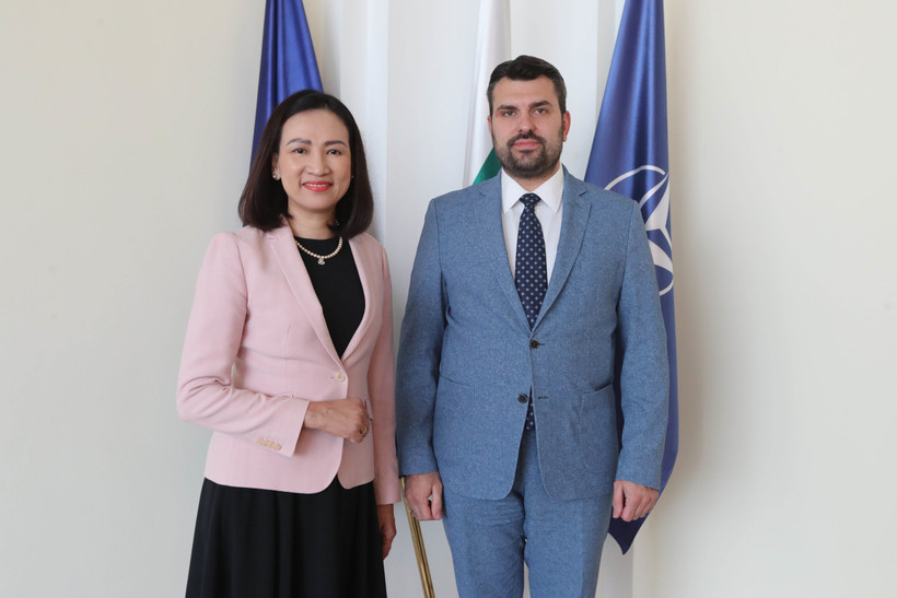 Vietnamese Ambassador to Bulgaria Nguyen Thi Minh Nguyet (L) meets with Bulgarian Minister of Foreign Affairs Georg Georgiev. (Photo: VNA)