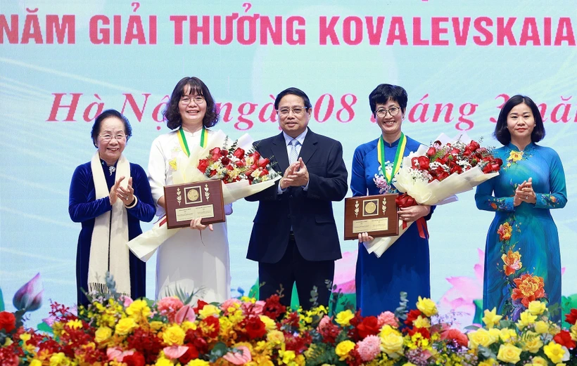 Prime Minister Pham Minh Chinh (C) congratulates two winners of 2024 Kovalevskaia Award (Photo: VNA_