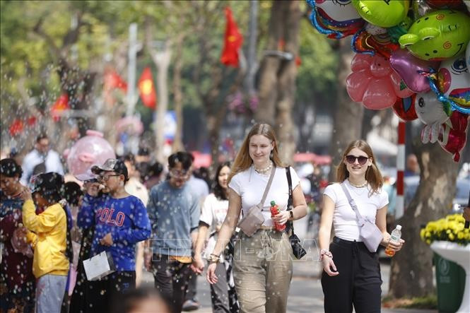 Foreign tourists visit Hoan Kiem Lake in Hanoi. (Illustrative photo: VNA)