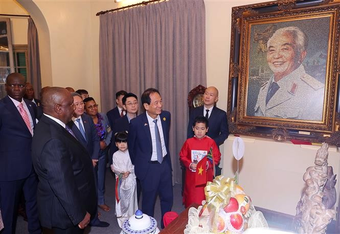 South African President Matamela Cyril Ramaphosa visits the family of General Vo Nguyen Giap. (Photo: VNA)