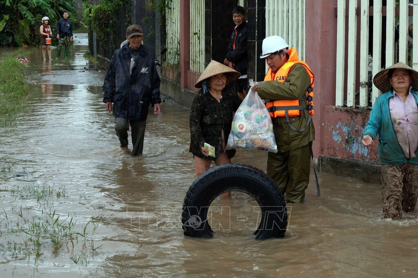 Residents in Dak Lak province receive relief aid. (Photo: VNA)