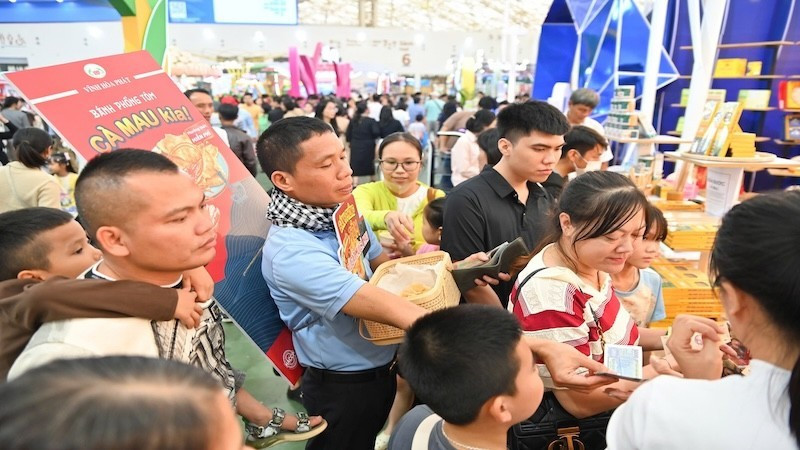 Booths at the Autumn Fair 2025 attract crowds (Photo: nhandan.vn)