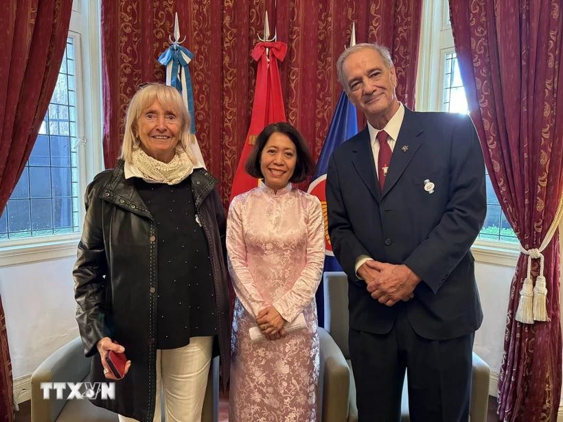 Vietnamese Ambassador Ngo Minh Nguyet (C) poses for a photo with representatives from Vietnamese Ambassador Ngo Minh Nguyet (Photo: VNA)