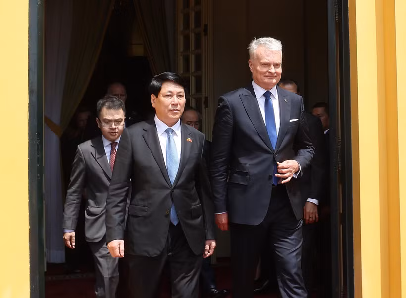 State President Luong Cuong (L) and his Lithuanian counterpart Gitanas Nauseda (Photo: VNA)