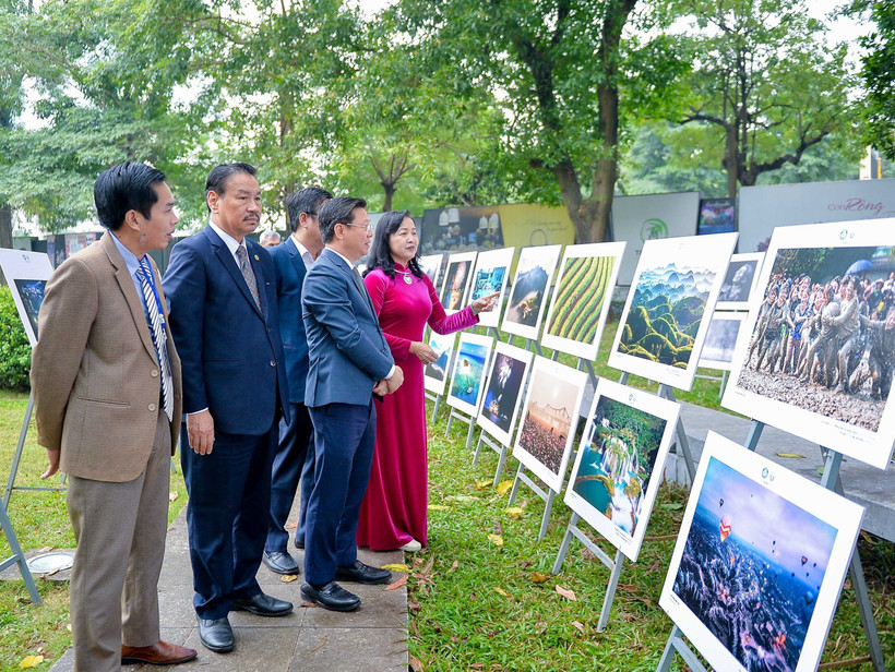 Visitors at the exhibition showcasing outstanding works of the 13th International Photo Contest in Vietnam (Photo: VNA)