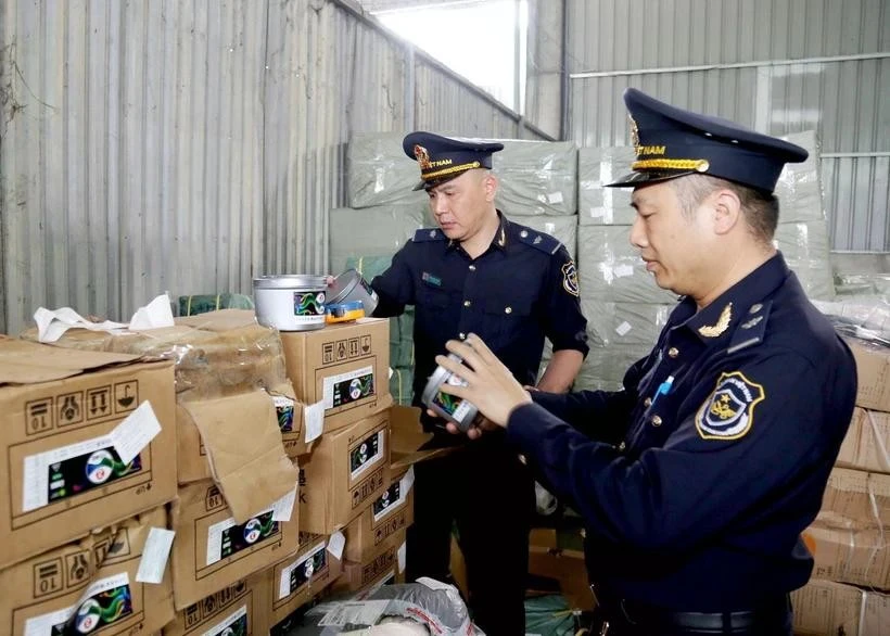 Customs officers of Huu Nghi International Border Gate (Lang Son province) check labels of imported goods at a warehouse in the border gate area. (Photo: VNA)