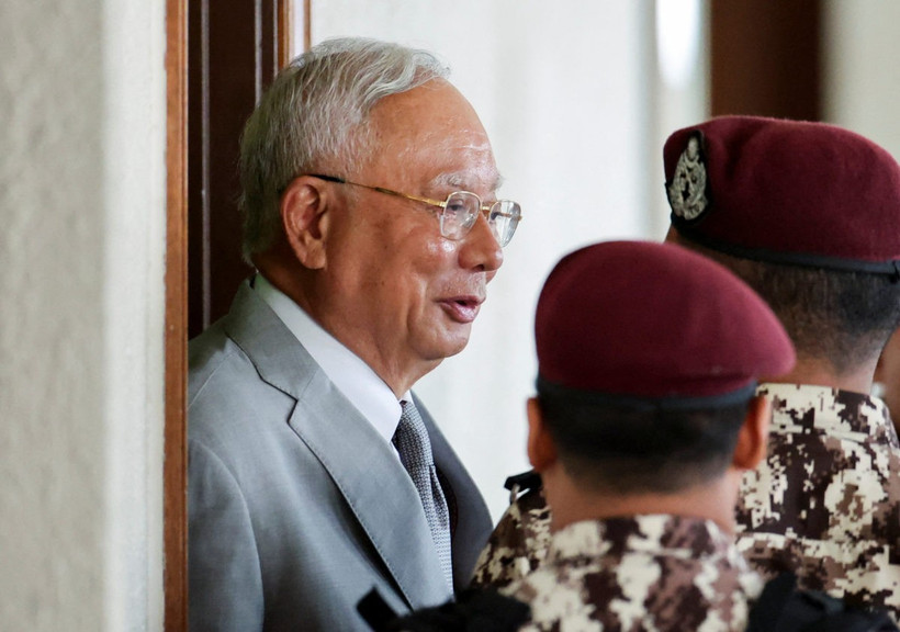 Malaysia's former Prime Minister Najib Razak is escorted by prison guards at Kuala Lumpur Courts Complex, in Kuala Lumpur, Malaysia, Dec. 22, 2025 (Photo: Reuters)