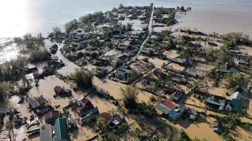 Nghi Xuan commune in the central province of Ha Tinh submerged in floodwater (Photo: VNA)