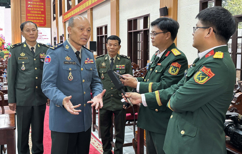 General Sao Sokha, Commander of the Gendarmerie and Deputy Commander-in-Chief of the Royal Cambodian Armed Forces, talks to the Vietnamese media. (Photo: VNA)