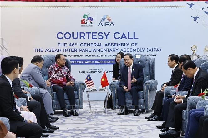 Chairman of the Vietnamese National Assembly Tran Thanh Man (R) meets with Malaysian Prime Minister Anwar Ibrahim. (Photo: VNA)