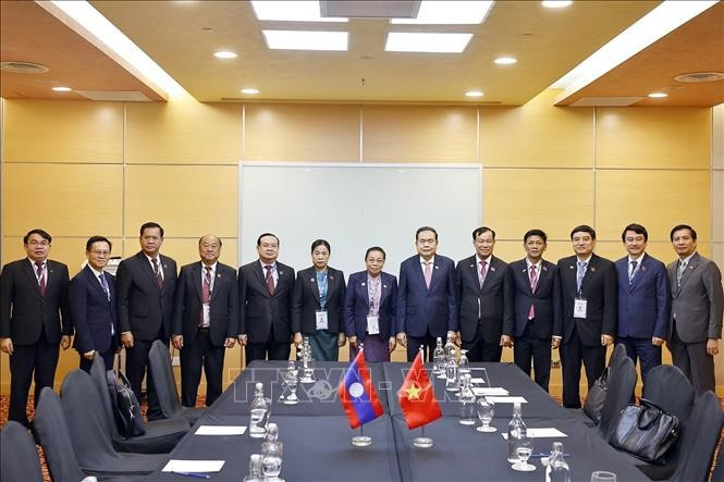 Chairman of the Vietnamese National Assembly Tran Thanh Man (sixth from right) meets with Vice President of the Lao National Assembly Sounthone Xayachack (seventh from right). (Photo: VNA)