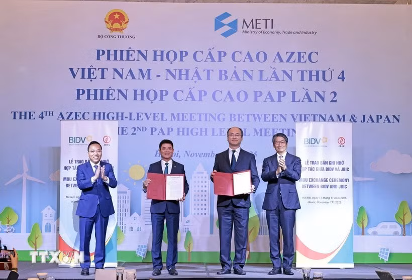 The Bank for Investment and Development of Vietnam (BIDV) and the Japan Bank for International Cooperation (JBIC) exchange their MoU on cooperation at the meetings. (Photo: VNA)