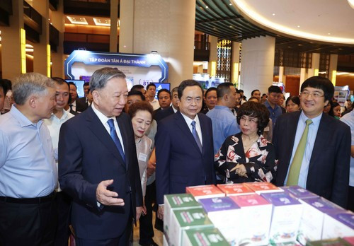 Party General Secretary To Lam (second from left), National Assembly Chairman Tran Thanh Man (third from right) and delegates visit an exhibition on achievements in law making and enforcement, and achievements in the development of the private sector. (Photo: VNA)