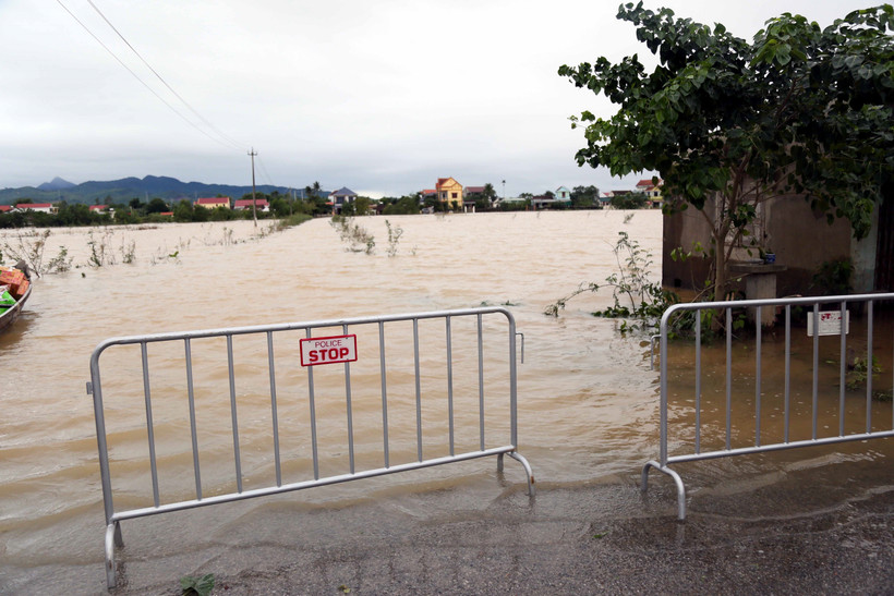 The road leading to Dong Tu village, Ninh Chau commune, Quang Tri province is heavily flooded, isolating 300 households. (Photo: VNA)