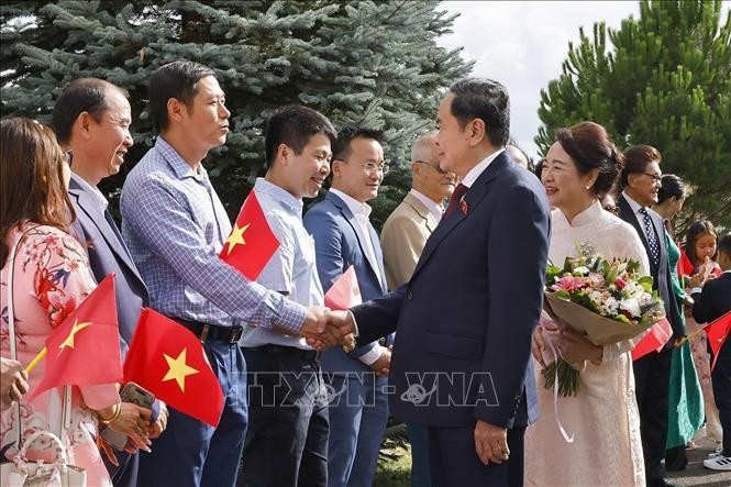 National Assembly Chairman Tran Thanh Man and his spouse meet with officials and staff of the Vietnamese Mission to the United Nations and other international organisations in Geneva, the Embassy of Vietnam, and the Vietnamese community in Switzerland on July 27. (Photo: VNA) 