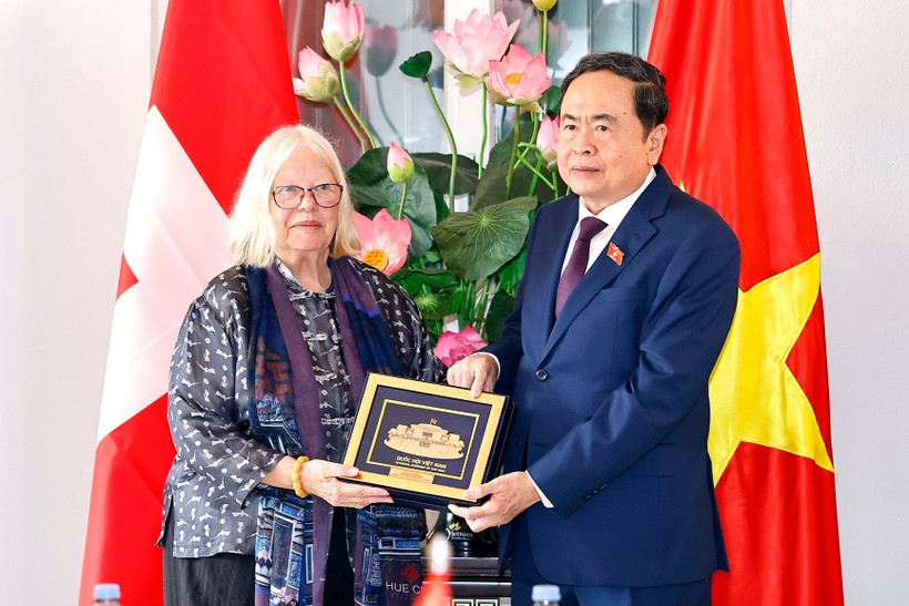 Chairman of the Vietnamese National Assembly Tran Thanh Man (R) presents a gift to President of the Switzerland–Vietnam Friendship Association Anjuska Marija Weil on July 28. (Photo: VNA)