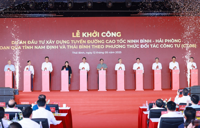 Prime Minister Pham Minh Chinh (centre) and other delegates attend the groundbreaking ceremony for the Ninh Binh–Hai Phong Expressway Project’s section passing through Nam Dinh and Thai Binh provinces. (Photo: VNA)