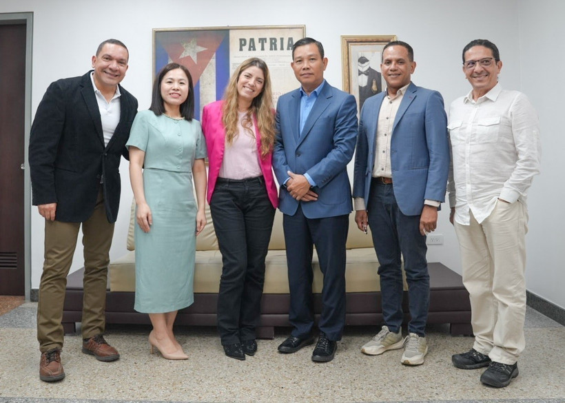 teleSUR President Patricia Villegas (third from left) and Vietnamese Ambassador to Venezuela Vu Trung My (third from right) pose for a photo. (Photo: VNA)